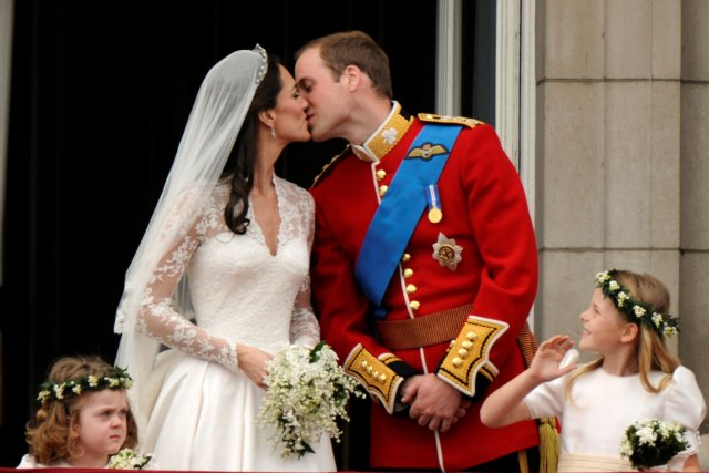 El príncipe Guillermo y su esposa Catherine, duquesa de Cambridge se besan en el balcón en el palacio de Buckingham, observados por sus esposas Grace van Cutsem (L) y Margarita Armstrong-Jones, después de su boda en Westminster Abbey, en el centro de Londres el 29 de abril de 2011. REUTERS / Dylan Martinez / Foto de archivo