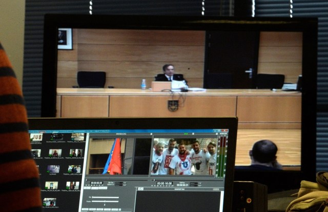 José Francisco Cobo, magistrado de la Audiencia Nacional de Navarra, aparece en pantalla mientras condena a nueve hombres a cinco hombres acusados de la violación múltiple de una mujer durante el festival de San Fermín de Pamplona en 2016, frente a una pantalla de monitor mostrando una imagen del acusado, en Pamplona, España, 26 de abril de 2018. REUTERS / Vincent West