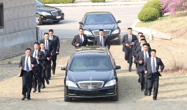 Personal de seguridad acompaña a un vehículo que transporta al líder norcoreano Kim Jong Un en la aldea de tregua de Panmunjom dentro de la zona desmilitarizada que separa las dos Coreas, Corea del Sur, 27 de abril de 2018. Korea Summit Press Pool / Pool vía Reuters TPX IMÁGENES DEL DÍA