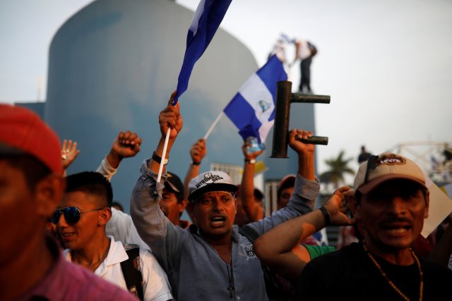 People take part in a protest march to demand an end to violence at the Metropolitan Cathedral in Managua, Nicaragua, April 28, 2018. REUTERS /Jose Cabezas