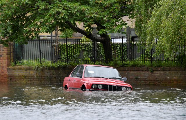 Un automóvil varado en una calle inundada adyacente al Támesis después de que el río se desbordó después de fuertes lluvias en Londres, Gran Bretaña, el 30 de abril de 2018. REUTERS / Toby Melville