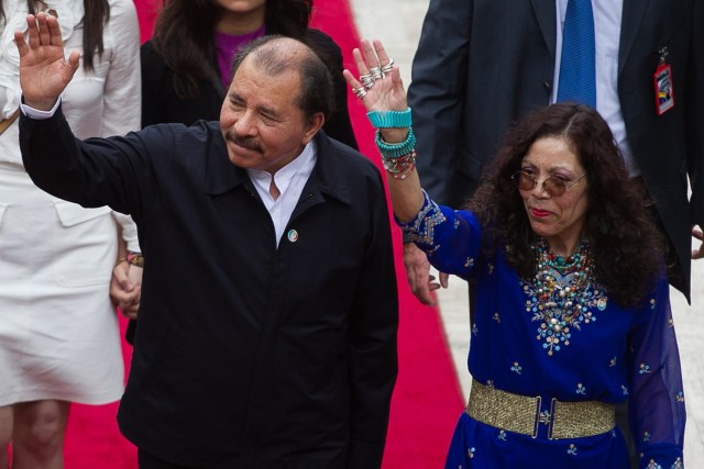 CAR123. CARACAS (VENEZUELA), 19/04/2013.- El presidente de Nicaragua, Daniel Ortega (i), y su esposa, Rosario Murillo (d), llegan al acto de investidura del nuevo mandatario venezolano, Nicolás Maduro, hoy, viernes 19 de abril de 2013, en Caracas (Venezuela). EFE/MIGUEL GUTIÉRREZ