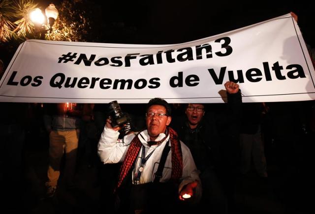 Personas participan durante una vigilia hoy, martes 27 de marzo del 2018, frente al Palacio de Gobierno, en Quito (Ecuador). Los gremios de periodistas y fotógrafos convocaron la vigilia para exigir la liberación del equipo periodístico del diario El Comercio secuestrado ayer, en la zona de Mataje, fronteriza con Colombia. EFE/José Jácome