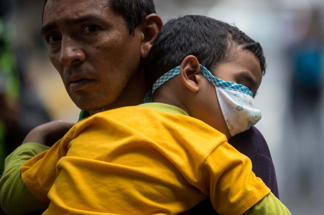 CAR16. CARACAS (VENEZUELA), 04/04/2018.- Un grupo de familiares y pacientes del Hospital de Niños José Manuel de los Ríos, toma parte en una protesta por la imposibilidad de recibir quimioterapia por falta de insumos para el tratamiento hoy, miércoles 4 de abril del 2018, en Caracas (Venezuela). El secretario ejecutivo de la Federación de Trabajadores de la Salud de Venezuela (Fetrasalud), Pablo Zambrano, dijo hoy a Efe que los miembros de este gremio realizarán una protesta nacional el próximo 17 de abril para denunciar la crisis en el sector. EFE/MIGUEL GUTIÉRREZ