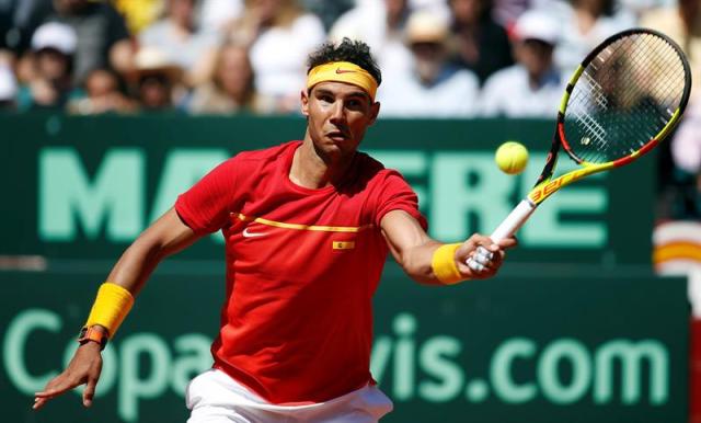 El jugador del equipo español, Rafa Nadal, golpea la bola durante el cuarto partido de la eliminatoria España-Alemania de cuartos de final de la Copa Davis que disputa contra Alexander Zverev hoy en la plaza de toros de Valencia. EFE/Kai Försterling