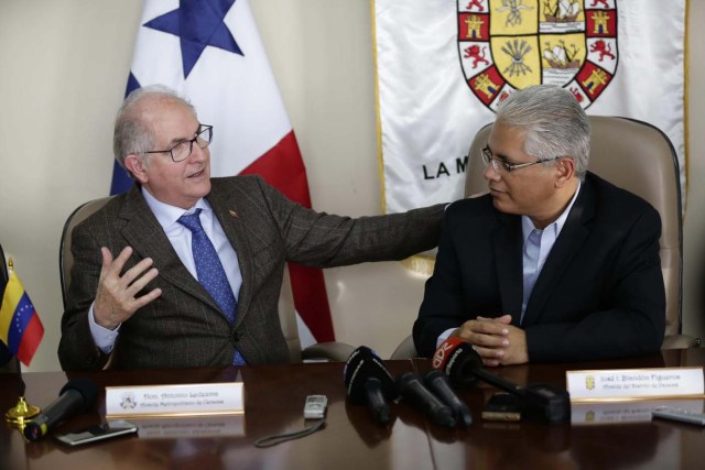 PA14. CIUDAD DE PANAMÁ (PANAMÁ), 16/04/2018.- El ex alcalde de Caracas Antonio Ledezma, acompañado por el alcalde de Panamá, José Isabel Blandón (d), ofrece una conferencia de prensa hoy, lunes 16 de abril de 2018, en ciudad de Panamá (Panamá). El exalcalde metropolitano de Caracas y líder opositor Antonio Ledezma afirmó hoy en Panamá que los países y Gobiernos de la región están pasando del "dicho al hecho" con sus acciones y "apoyo real" para ayudar a erradicar la "narco-tiranía" de Nicolás Maduro. Ledezma, tras reunirse con el Alcalde de Ciudad de Panamá, José Isabel Blandón, indicó que Panamá y Perú se encuentran entre los países que han pasado la página de la "diplomacia retórica" para "dar un paso y avanzar hacia la democracia eficaz". EFE/Bienvenido Velasco