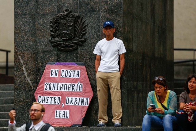 CAR11. CARACAS (VENEZUELA), 21/04/2018.- Simpatizantes de la oposición y dirigentes políticos participan en una asamblea convocada por el Frente Amplio Venezuela Libre hoy, sábado 21 de abril de 2018, en Caracas (Venezuela). Los partidos políticos opositores y los líderes civiles del Frente Amplio Venezuela Libre se reunieron hoy en pequeñas asambleas para pedir propuestas sobre cómo luchar contra las elecciones presidenciales del próximo 20 de mayo. EFE/Cristian Hernandez