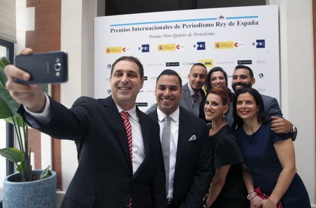 GR2004. MADRID, 04/24/2018.- Los galardonados con los Premios Rey de España, de izda a dcha., primera fila, Juan Roberto Mascardi (Iberoamericano de Periodismo), Alexander Rivera (Televisión), Alicia Hernández (Prensa), Rute Isabel da Silva (Radio), segunda fila, Santiago Saldarriaga (Fotografía), Patricia Toledo (periodismo Digital) y Julio Batista (Especial Iberoamericano de Periodismo Ambiental y Desarrollo Sostenible), se hacen un selfi a su llegada a Casa América donde este mediodía el rey Felipe VI presidirá la ceremonia de entrega de los XXXV Premios Internacionales de Periodismo Rey de España, convocados por la Agencia EFE y la Agencia Española de Cooperación Internacional para el Desarrollo , que han distinguido la labor de informadores de ocho nacionalidades. EFE/ Javier Lizón