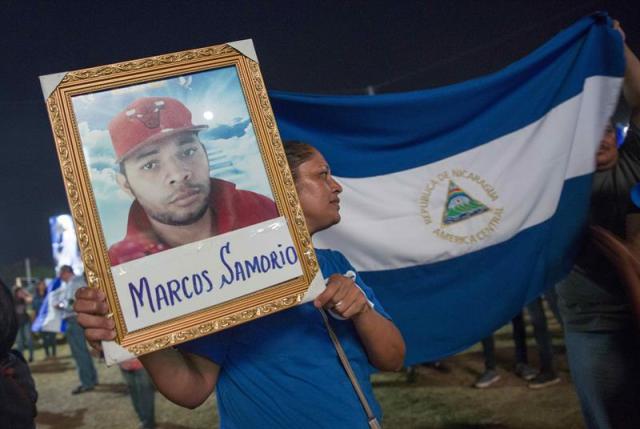 ecenas de nicaraguenses protestan durante una manifestación hoy, miércoles 25 de abril de 2018, durante el octavo día manifestaciones que inicio el pasado miércoles, en Managua (Nicaragua). EFE/Jorge Torres