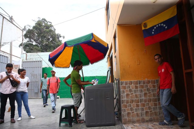 Acompaña crónica PERÚ VENEZUELA - PER12 - LIMA (PERÚ) , 26/4/2018.- Fotografía tomada el 25 de abril de 2018, de un grupo de inmigrantes venezolanos en la vivienda donde temporalmente residen, en uno de los distritos mas populosos de la capital, San Juan de Lurigancho, en Lima (Perú). La solidaridad y caridad imperan en el improvisado albergue que un pequeño empresario peruano ha instalado para dar un primer techo a los venezolanos recién llegados a Lima, desde donde intentan comenzar una nueva vida a la que se vieron abocados por la crudeza de la crisis que atraviesa Venezuela. EFE / Ernesto Arias