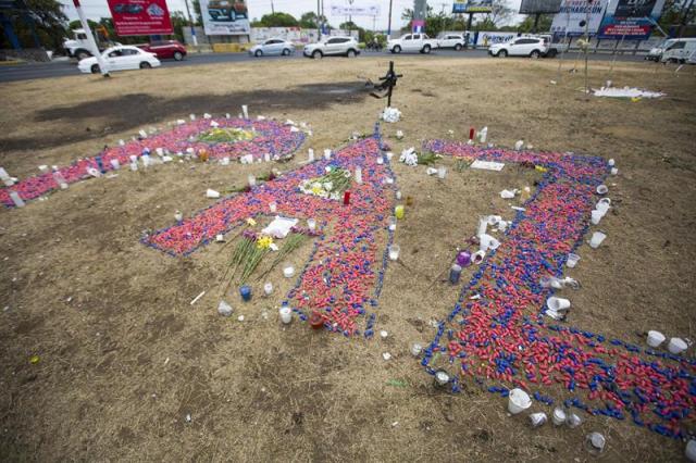 Vista de la palabra "PAZ" escrita con las bombillas de los Arboles de la Vida, en una rotonda de Managua (Nicaragua) hoy, jueves 26 de abril de 2018. La cifra de muertos a causa de la represión gubernamental durante las manifestaciones contra el presidente Daniel Ortega ascendió a 38 en Nicaragua. EFE/Jorge Torres