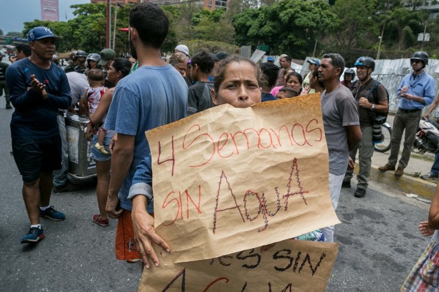 Manifestantes participan en una protesta hoy, viernes 27 de abril de 2018, en Caracas (Venezuela). Los opositores venezolanos se concentran hoy en varios puntos de Caracas y otros estados del país para protestar contra la crisis económica, social y en rechazo a las elecciones presidenciales del 20 de mayo, que consideran un fraude, atendiendo a la convocatoria del Frente Amplio Venezuela Libre. EFE/Miguel Gutiérrez