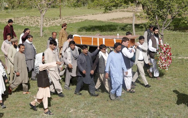 KAB01. KABUL (AFGANISTÁN), 30/04/2018.- Familiares y amigos asisten al funeral de Shah Marai, fotógrafo de la agencia de noticias francesa AFP, que murió en un atentado en Kabul, Afganistán, hoy, 30 de abril de 2018. El grupo yihadista Estado Islámico (EI) perpetró hoy un doble atentado en Kabul que ha acabado con la vida de 25 personas, entre ellas nueve periodistas, y dejado heridas a otras 49, en una de las jornadas más duras desde 2001 para la prensa en Afganistán. EFE/Jawad Jalali