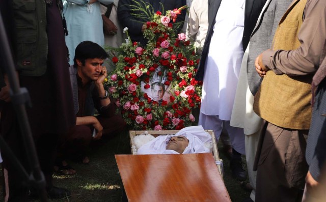 KAB01. KABUL (AFGANISTÁN), 30/04/2018.- Familiares y amigos asisten al funeral de Shah Marai, fotógrafo de la agencia de noticias francesa AFP, que murió en un atentado en Kabul, Afganistán, hoy, 30 de abril de 2018. El grupo yihadista Estado Islámico (EI) perpetró hoy un doble atentado en Kabul que ha acabado con la vida de 25 personas, entre ellas nueve periodistas, y dejado heridas a otras 49, en una de las jornadas más duras desde 2001 para la prensa en Afganistán. EFE/Jawad Jalali