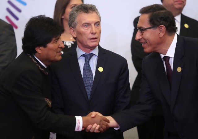 Los presidentes Evo Morales (i), de Bolivia, Mauricio Macri (c), de Argentina, y Martín Vizcarra (d), de Perú, participan en las fotos oficiales de la VIII Cumbre de las Américas hoy, sábado 14 de abril de 2018, en el Centro de Convenciones de Lima (Perú). EFE/Ernesto Arias