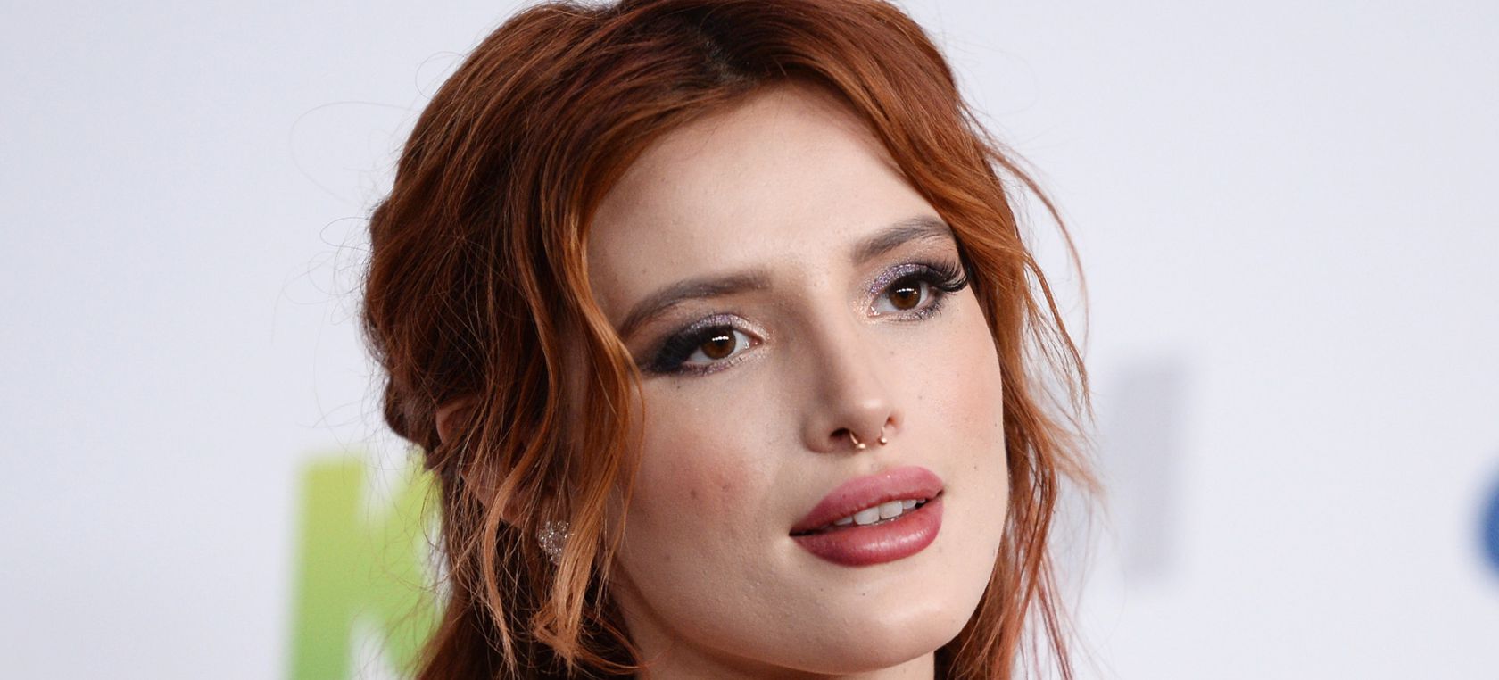 Los pezones de Bella Thorne quedaron al descubierto con este vestido transparente