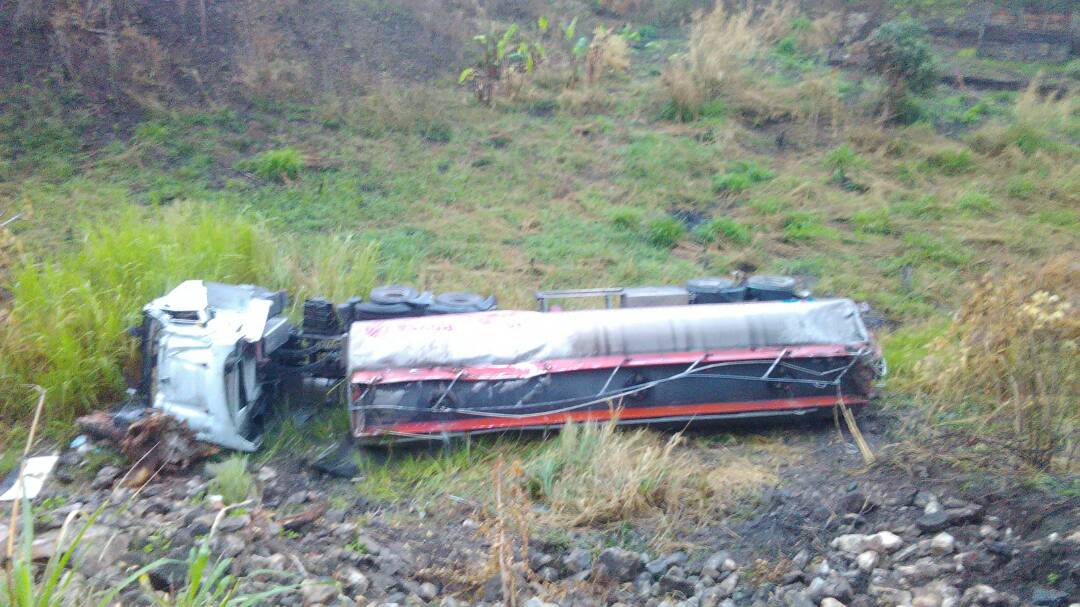 Gandola cargada con combustible se volcó en Lara #19Abr (foto)