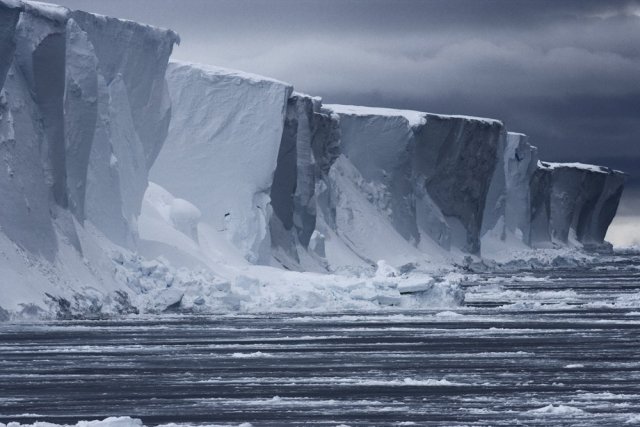 El glaciar Ross  desagua 538.000 kilómetros cuadrados en el este de la Antártida y vierte 70.000 millones de toneladas de hielo cada año