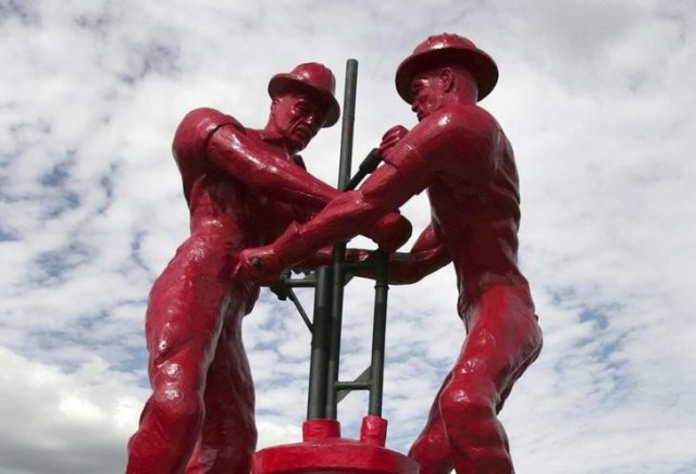 Una estatua en recuerdo a los trabajadores de la industria petrolera en Cabimas, Venezuela, feb 28, 2011. REUTERS/Isaac Urrutia