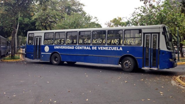 Foto: Sindicato de transporte UCV protesta por mejoras salariales  / @VivaLaUCV - Twitter