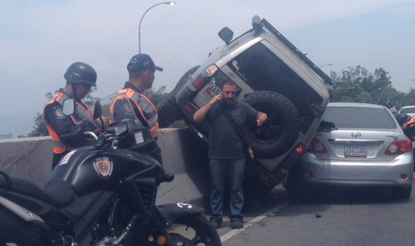 Colisión entre dos vehículos en la Cota Mil generó fuerte retraso este #25Abr