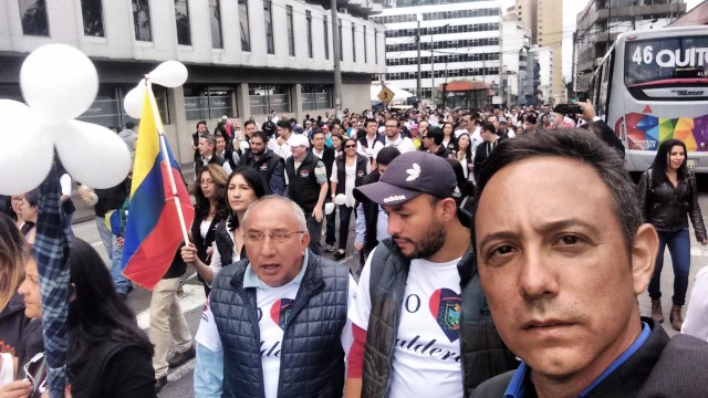 Familiares y amigos fueron acompañados en la referida movilización por representantes de la sociedad civil así como compañeros de trabajo del rotativo nacional (Foto: Nota de prensa)