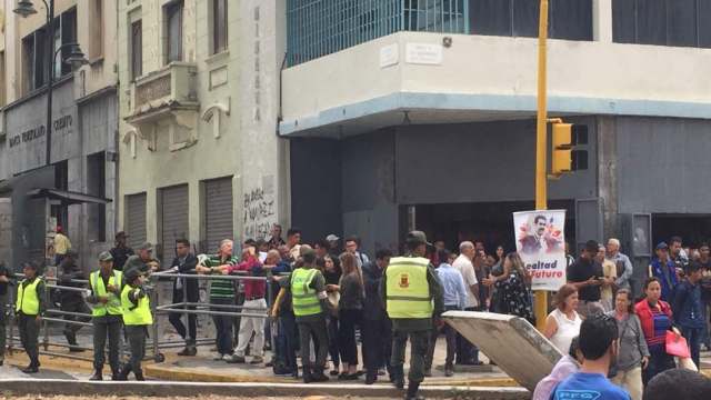 los colectivos que se encontraban en la calle de en frente empezaron a amedrentrar con gritos a los periodistas (Foto: Eduardo Ríos / La Patilla)