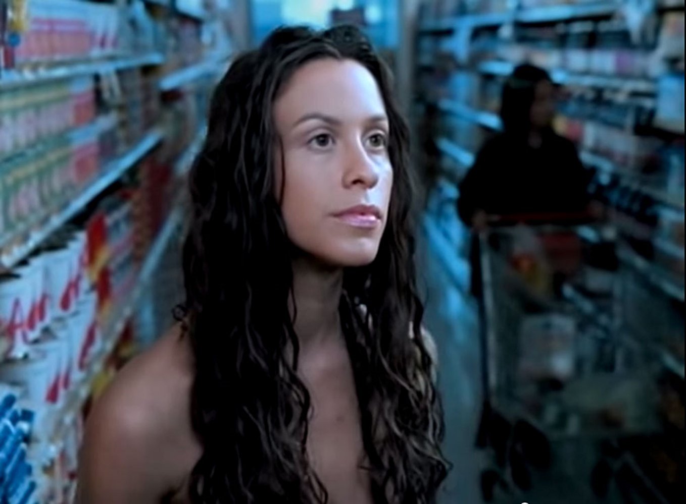 Alanis Morissette en vez de quitarse, se colocó más años encima con este radical cambio de look