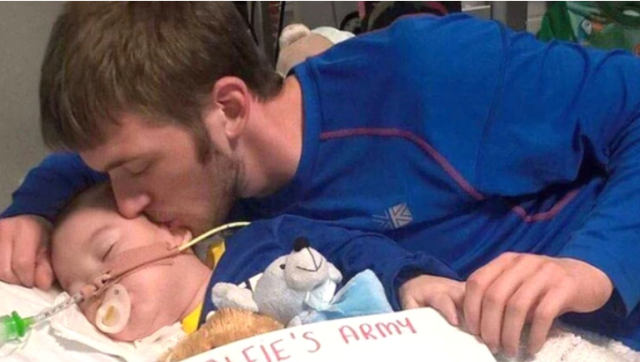 El bebé Alfie Evans junto a su padre. Infobae