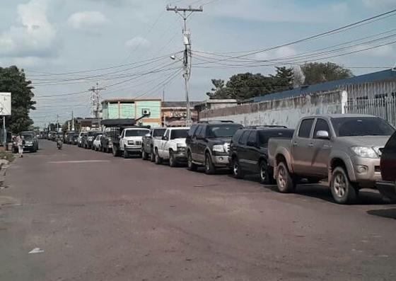 Largas colas en  Zulia para echar gasolina #26Abr (fotos)