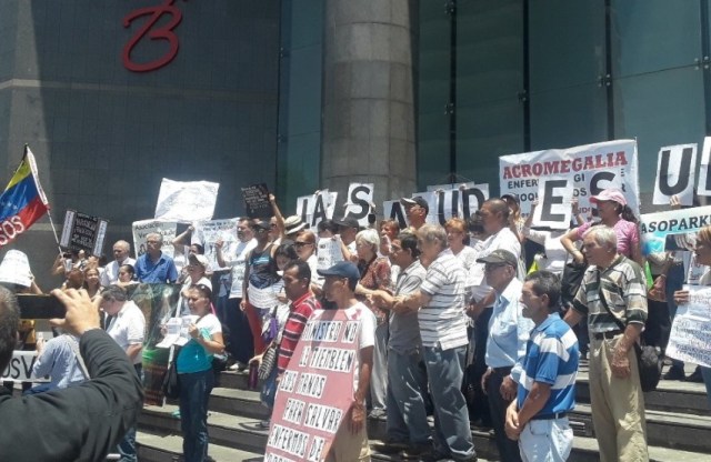 Pacientes con Parkinson marcharon hasta el Pnud // Foto @_Provea