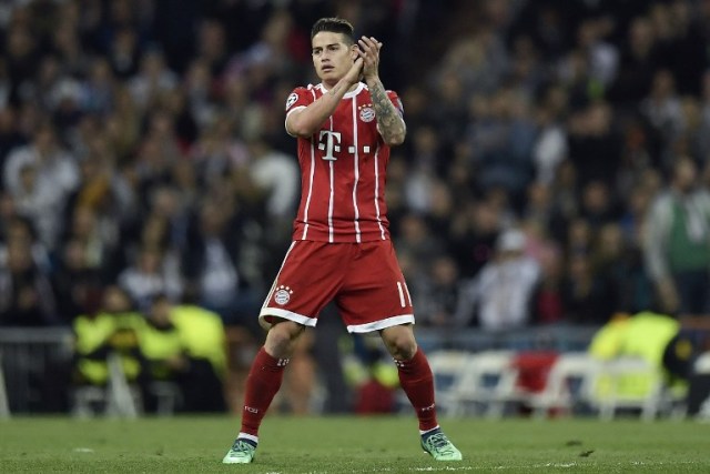 Bayern Munich's ColombianEl centrocampista colombiano del Bayern Munich James Rodríguez reconoce a sus seguidores durante el partido de fútbol de la semifinal de la UEFA Champions League entre el Real Madrid y el Bayern Munich en el estadio Santiago Bernabéu de Madrid el 1 de mayo de 2018.  OSCAR DEL POZO / AFP midfielder James Rodriguez acknowledges supporters during the UEFA Champions League semi-final second leg football match between Real Madrid and Bayern Munich at the Santiago Bernabeu Stadium in Madrid on May 1, 2018. / AFP PHOTO / OSCAR DEL POZO