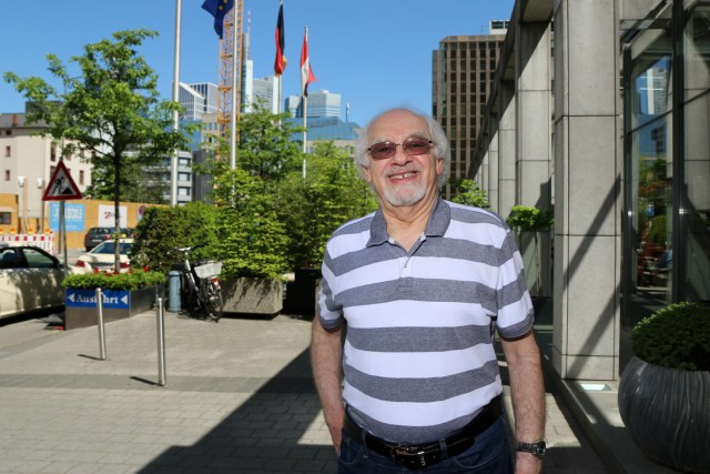 Ralph Dannheisser, nacido en 1938 y cuya familia huyó del régimen nazi a los Estados Unidos en 1940, posa para una foto en Frankfurt am Main el 8 de mayo de 2018. Admirado en todo el mundo por su implacable confrontación con el pasado nazi, Alemania enfrenta nuevos desafíos del siglo XXI para su cultura de la memoria, a medida que los sobrevivientes de la Segunda Guerra Mundial y el Holocausto desaparecen y la política de extrema derecha vuelve a surgir. / AFP PHOTO / Yann Schreiber