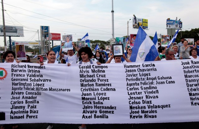 Los miembros del movimiento Madres de abril participan en una protesta para exigir justicia para sus hijos que murieron durante las recientes protestas tras un intento del presidente Daniel Ortega de reformar el sistema de seguridad social casi en quiebra, en la rotonda de Rubén Darío en Managua el 10 de mayo , 2018. / AFP PHOTO / Diana Ulloa