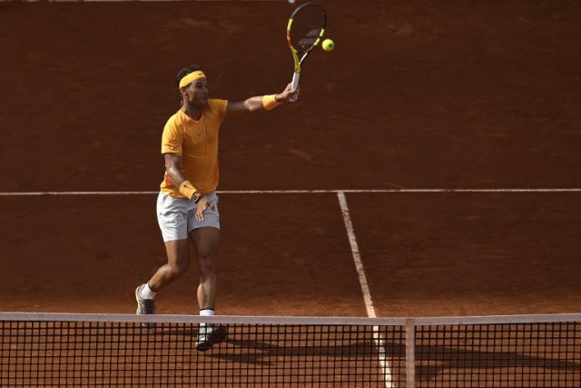 El español Rafael Nadal devuelve la pelota al dominicano Dominic Thiem durante su partido de cuartos de final del ATP Madrid Open en la Caja Mágica de Madrid el 11 de mayo de 2018. OSCAR DEL POZO / AFP