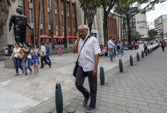 Venezuelan Carlos Figueroa walks in a street in Medellin, Colombia, on April 16, 2018. Exiled Venezuelans have no expectations of the presidential election taking place next May 20 in their home country. / AFP PHOTO / JOAQUIN SARMIENTO