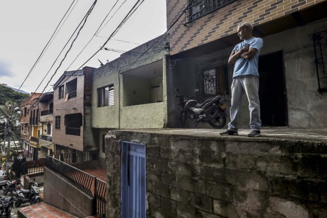 Venezuelan Carlos Figueroa stands outside his house in Medellin, Colombia, on May 10, 2018. Exiled Venezuelans have no expectations of the presidential election taking place next May 20 in their home country. / AFP PHOTO / JOAQUIN SARMIENTO