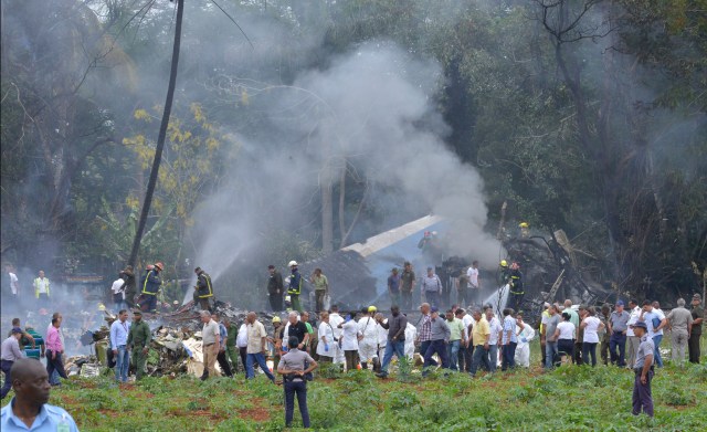 Cuban President Miguel Diaz-Canel (L, in khaki) is pictured at the site of the accident after a Cubana de Aviacion aircraft crashed after taking off from Havana's Jose Marti airport on May 18, 2018. A Cuban state airways passenger plane with 104 passengers on board crashed on shortly after taking off from Havana's airport, state media reported. The Boeing 737 operated by Cubana de Aviacion crashed "near the international airport," state agency Prensa Latina reported. Airport sources said the jetliner was heading from the capital to the eastern city of Holguin. / AFP PHOTO / Adalberto ROQUE