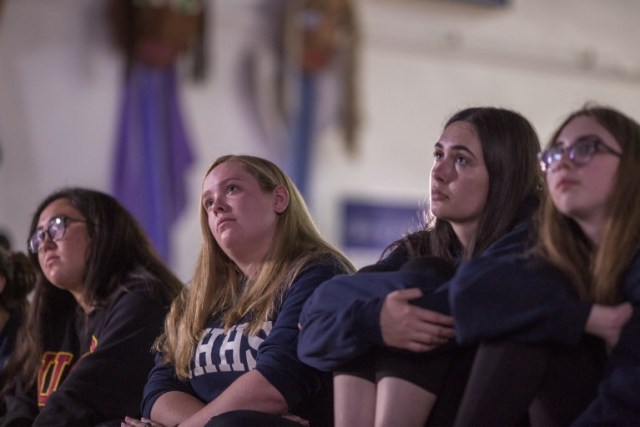 Students of Immaculate Heart High School and Middle School watch a live broadcast of the wedding of Meghan Markle, who graduated from Immaculate Heart in 1999, to Britain's Prince Harry on May 19, 2018. / AFP PHOTO / DAVID MCNEW