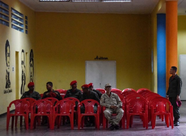 Members of the Venezuelan presidential guard wait to cast their vote during the presidential elections in Caracas on May 20, 2018 Venezuelans, reeling under a devastating economic crisis, began voting Sunday in an election boycotted by the opposition and condemned by much of the international community but expected to hand deeply unpopular President Nicolas Maduro a new mandate / AFP PHOTO / Juan BARRETO