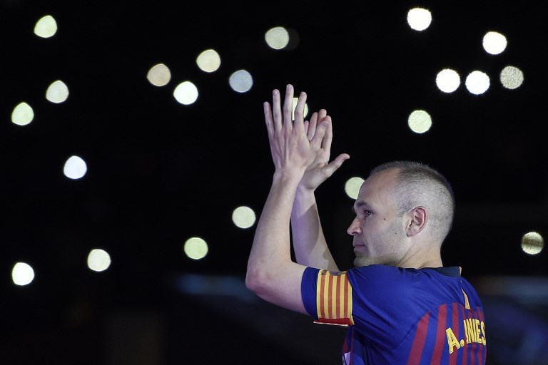 Descalzo y en la oscuridad: Así se despidió Andrés Iniesta del Camp Nou (Fotos)