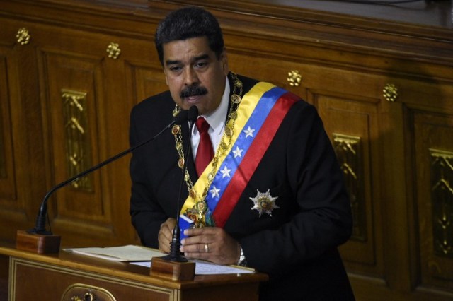  El presidente de Venezuela, Nicolás Maduro, flanqueado por su esposa Cilia Flores y la presidenta de la Asamblea Nacional Constituyente, Delcy Rodríguez, llega a una sesión especial de la Asamblea Nacional Constituyente para prestar juramento como presidente reelegido en el Palacio Federal Legislativo en Caracas, Venezuela 24 de mayo de 2018 . REUTERS / Marco Bello