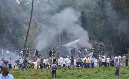 Fotografía tomada en la escena del accidente después de que un avión de Cubana de Aviación se estrelló después de despegar del aeropuerto José Martí de La Habana el 18 de mayo de 2018. Un avión de pasajeros de las vías aéreas cubanas con 104 pasajeros a bordo se estrelló poco después de despegar del aeropuerto de La Habana, informaron los medios estatales. El Boeing 737 operado por Cubana de Aviación se estrelló "cerca del aeropuerto internacional", informó la agencia estatal Prensa Latina. Fuentes del aeropuerto dijeron que el avión se dirigía desde la capital hacia la ciudad oriental de Holguín.  / AFP PHOTO / Adalberto ROQUE