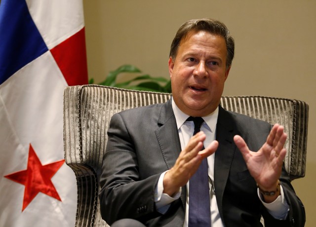 El presidente de Panamá Juan Carlos Varela gesticula durante una entrevista con Reuters en la Cumbre de Empresarios de América en Lima, Perú, abril 13, 2018. REUTERS/Andres Stapff - RC1479EDD390