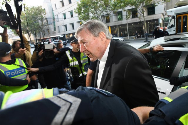 El Cardenal George Pell llega al Tribunal de Magistrados de Melbourne en Melbourne, Australia, el 1 de mayo de 2018. AAP / James Ross / a través de EDITORES DE ATENCIÓN DE REUTERS - ESTA IMAGEN FUE PROPORCIONADA POR UN TERCERO. NO RESALES SIN ARCHIVO. AUSTRALIA FUERA. NUEVA ZELANDA HACIA FUERA