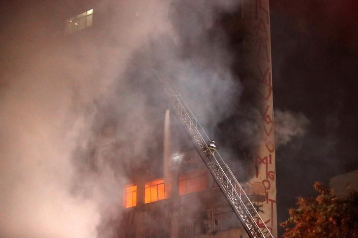 Cortocircuito pudo causar incendio del edificio que colapsó en Sao Paulo