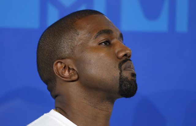 FILE PHOTO: Rapper Kanye West arrives at the 2016 MTV Video Music Awards in New York, NY, U.S., August 28, 2016.  REUTERS/Eduardo Munoz/File Photo