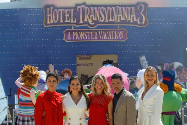 71 ° Festival de Cine de Cannes - Foto de la película de animación "Hotel Transylvania 3: Vacaciones de verano" (Hotel Transylvania 3: A Monster Vacation) fuera de concurso - Cannes, Francia, 7 de mayo de 2018. Miembros del elenco de voces Anke Engelke, Rick Kavanian, Janina Uhse, Raya Abirached y Lesia Nikitiuk posan en un muelle. REUTERS / Stephane Mahe