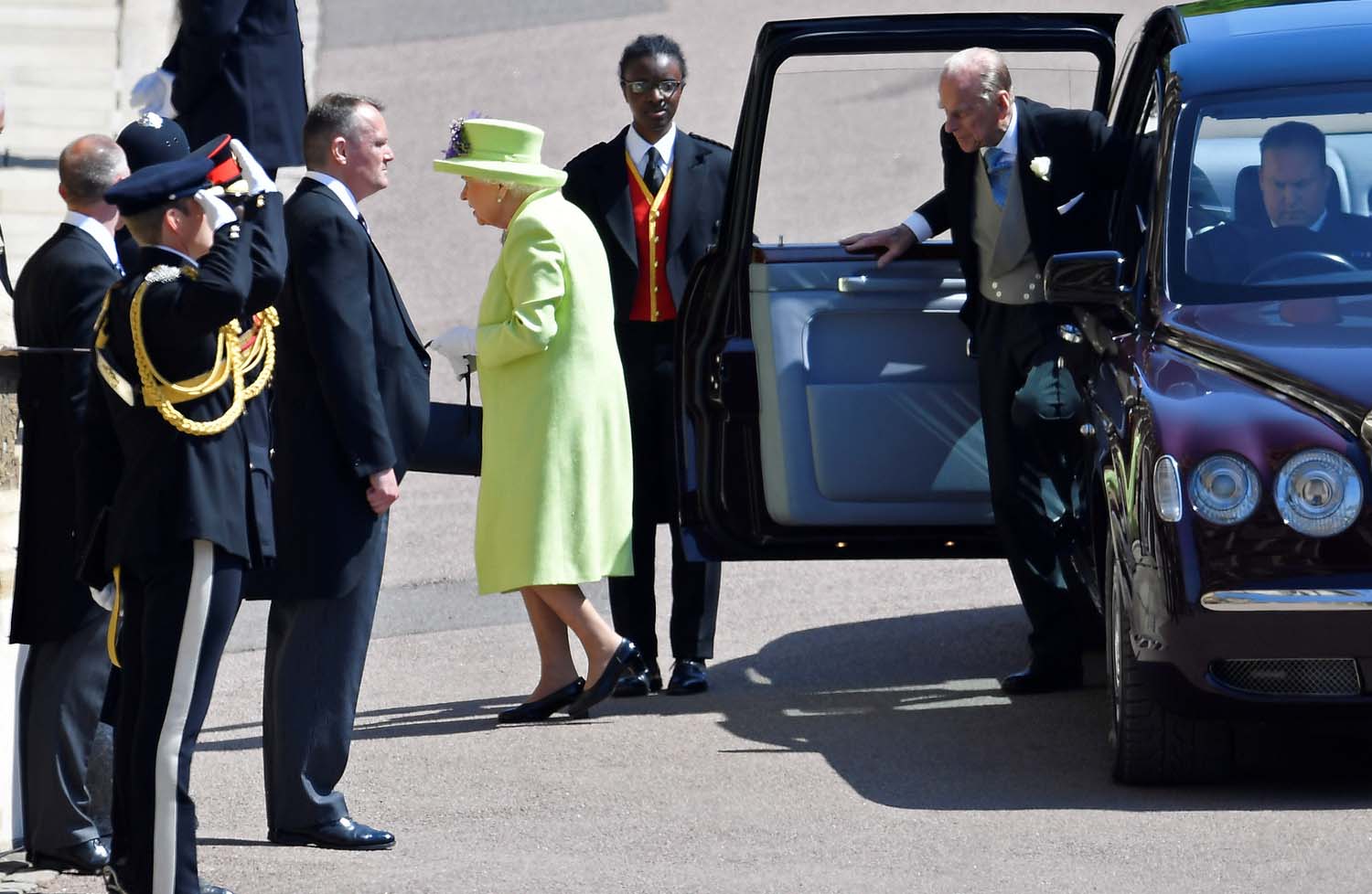 ¿Le caerá mal? Esta fue la “cara de cañón” que colocó la reina Isabel cuando Harry se casó con Meghan