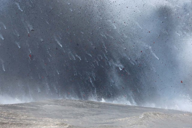 La lava fluye hacia el Océano Pacífico al sudeste de Pahoa durante las erupciones en curso del volcán Kilauea en Hawai, EE. UU., El 20 de mayo de 2018. REUTERS / Terray Sylvester